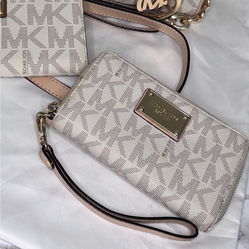 Used Michael Kors Vanilla Monogram Wristlet